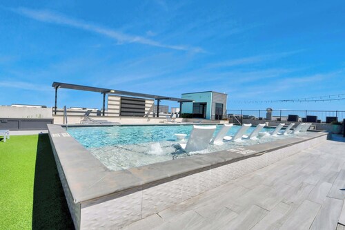 Luxury Houston Apartment: Rooftop Pool, City Views & King Beds Near Downtown