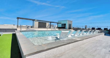 Luxury Houston Apartment: Rooftop Pool, City Views & King Beds Near Downtown