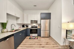 Private kitchen - Luxury Houston Apartment: Rooftop Pool, City Views & King Beds Near Downtown (Houston)