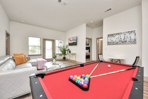 TV, offices - Luxury Houston Apartment: Rooftop Pool, City Views & King Beds! (Houston)