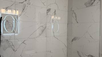 Haartrockner, Handtücher, Seife, Toilettenpapier