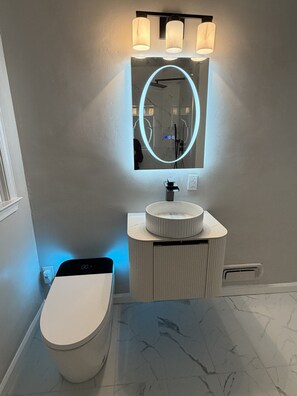 ヘアドライヤー、タオル、石鹸、トイレットペーパー