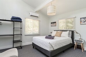 Tabla de planchar con plancha, wifi y ropa de cama 