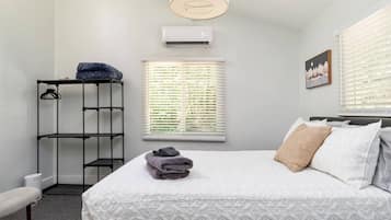 Tabla de planchar con plancha, wifi y ropa de cama