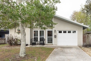 Exterior - 3BR Beach Home - 4 min to Ocean - 10 min to Mayo (Jacksonville Beach)
