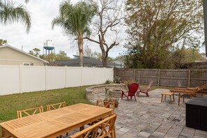 Outdoor dining - 3BR Beach Home - 4 min to Ocean - 10 min to Mayo (Jacksonville Beach)