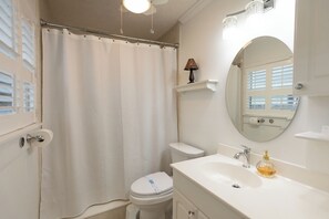 Bathroom - 3BR Beach Home - 4 min to Ocean - 10 min to Mayo (Jacksonville Beach)