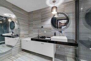 Bathroom - Panoramic CN Tower Views - Free Parking (Toronto)