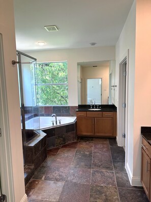 Bathroom - Walkable Spacious Dallas Group Stay - Private Gate + 85" TV (Dallas)