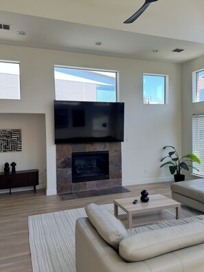 Living area - Walkable Spacious Dallas Group Stay - Private Gate + 85" TV (Dallas)