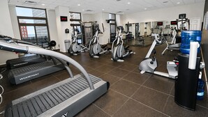 Kuntosali, jossa on juoksumattoja, kuntopyöriä ja painonnostolaitteita.