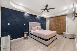 2 bedrooms, desk, iron/ironing board, free WiFi - The Lux Yard House | Modern 2BR w Private Backyard (Brownsville)