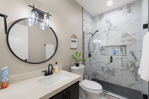 Shower, towels - The Lux Yard House | Modern 2BR w Private Backyard (Brownsville)