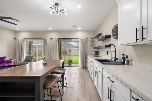 The Lux Yard House | Modern 2BR w Private Backyard