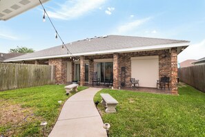 Terrace/patio - The Lux Yard House | Modern 2BR w Private Backyard (Brownsville)