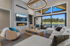 Smart TV, fireplace - Brand-New Lakefront Estate | Private Lake + Hot Tub | Outdoor Living (Bend)
