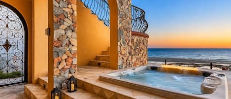 Bañera de hidromasaje al aire libre
