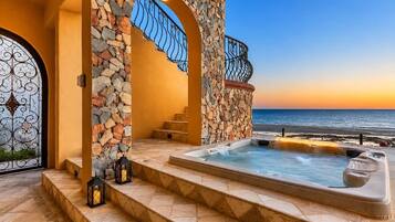 Outdoor spa tub