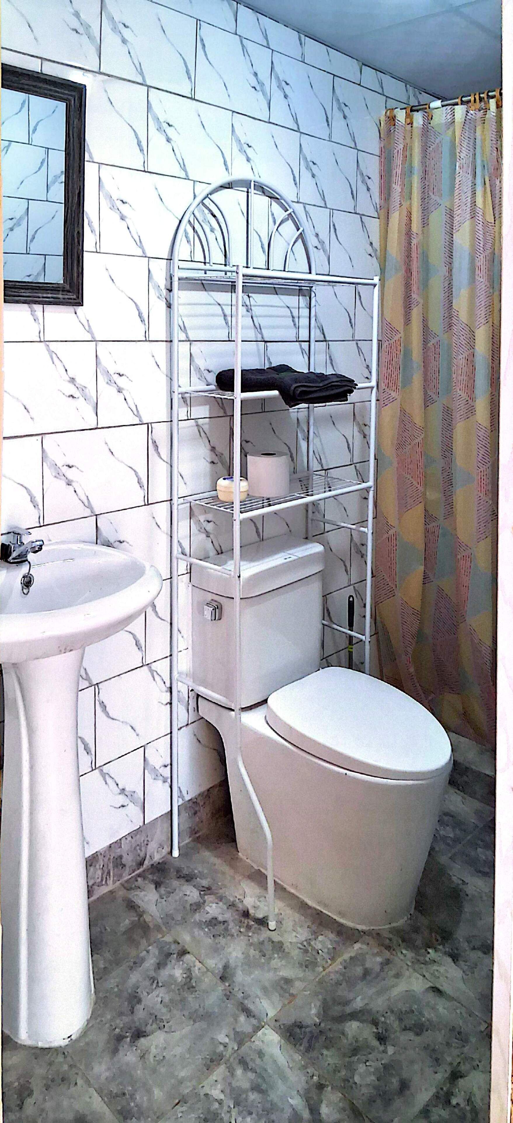 Secadora de cabello, toallas, jabón, papel de baño 