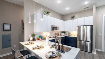 Comfort Single Room, Patio | Private kitchen | Full-size fridge, microwave, oven, stovetop