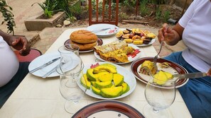 Outdoor dining - SIMBA Guesthouse, Secure Full-Service New Retreat in Compound (Bujumbura)