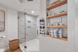 Shower, towels - “Sugar Shack” 🐟 A PURE SALT PROPERTY 🐟 Brand New Rental (Orange Beach)