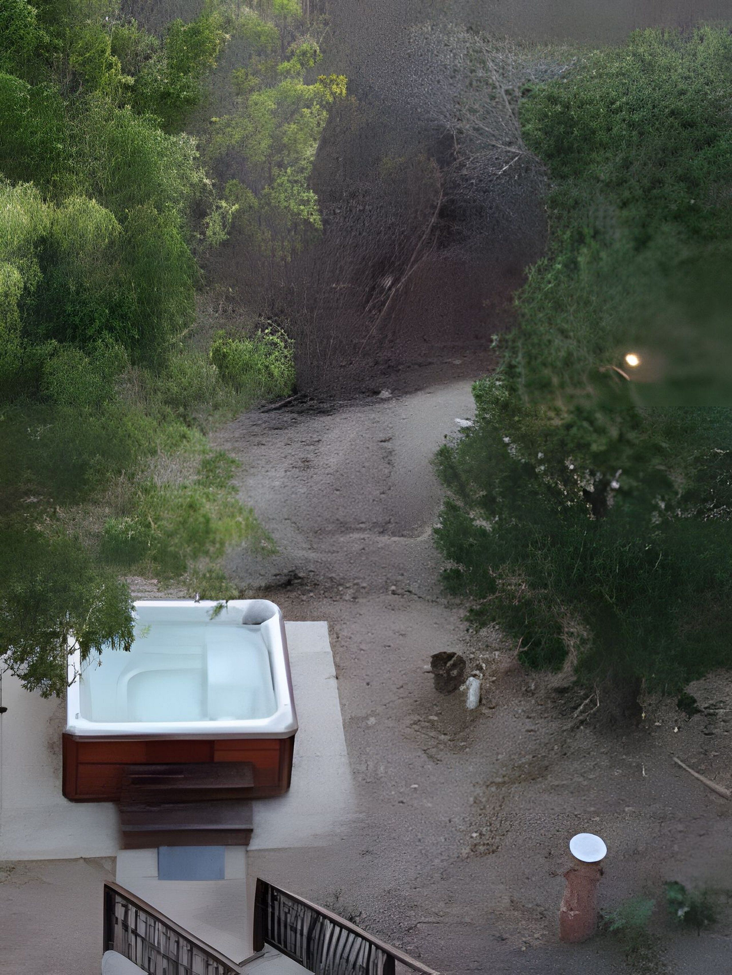 Apartment | Outdoor spa tub