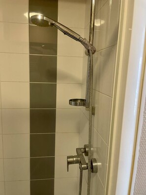 Secadora de cabello, toallas, papel de baño 