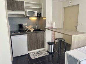 Fridge, cookware/dishes/utensils - Proche port et plage des Minimes (LA ROCHELLE)