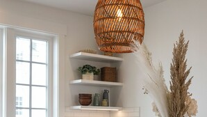 Una cocina moderna con armarios blancos, lavavajillas integrado y una isla central.