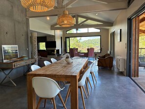 Ein modernes Interieur mit Essbereich, Sitzgelegenheiten und Blick ins Freie.