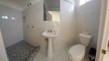 Deluxe Quadruple Room | Bathroom
