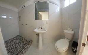 Deluxe-Vierbettzimmer | Badezimmer | Dusche, Handtücher