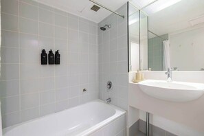 Shower, hair dryer, shampoo - Easy Stay Pool, Esplanade Views (Cairns City)