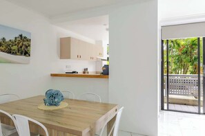 Dining - Easy Stay Pool, Esplanade Views (Cairns City)