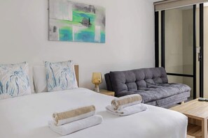 Iron/ironing board, travel cot, WiFi, bed sheets - Easy Stay Pool, Esplanade Views (Cairns City)