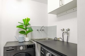 Interior - Easy Stay Pool, Esplanade Views (Cairns City)