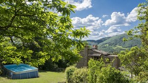 A pool, a stone building, and a mountainous landscape. - Wonderful private villa for 8 people with WIFI, A/C, private pool, TV and pets allowed (Roccastrada)