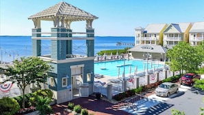 Un hôtel doté d’une piscine, d’un belvédère et offrant une vue sur la mer.