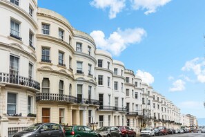 Apartment | 2 bedrooms - Designer Luxury Apartment Patio Brighton Seafront (Hove)