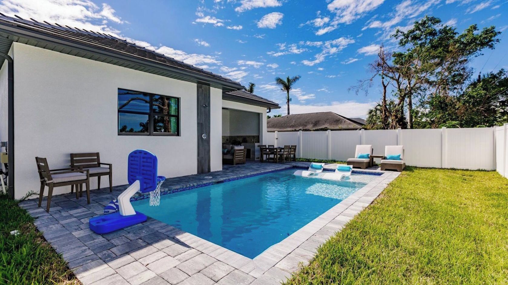 House (4 Bedrooms) | Front of property