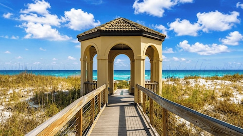 Spyglass by Avantstay 5BR + 3 Balconies + Community Pool Walk to Beach + Minutes to Harborwalk Village & Henderson Beach State Park