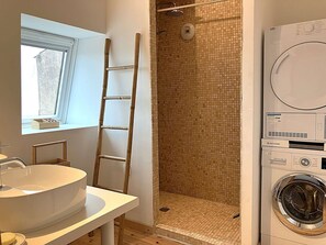 A bathroom with a sink, a shower with mosaic tiles, and a washing machine. - Voile - Saint Gilles Croix de Vie (SAINT GILLES CROIX DE VIE)