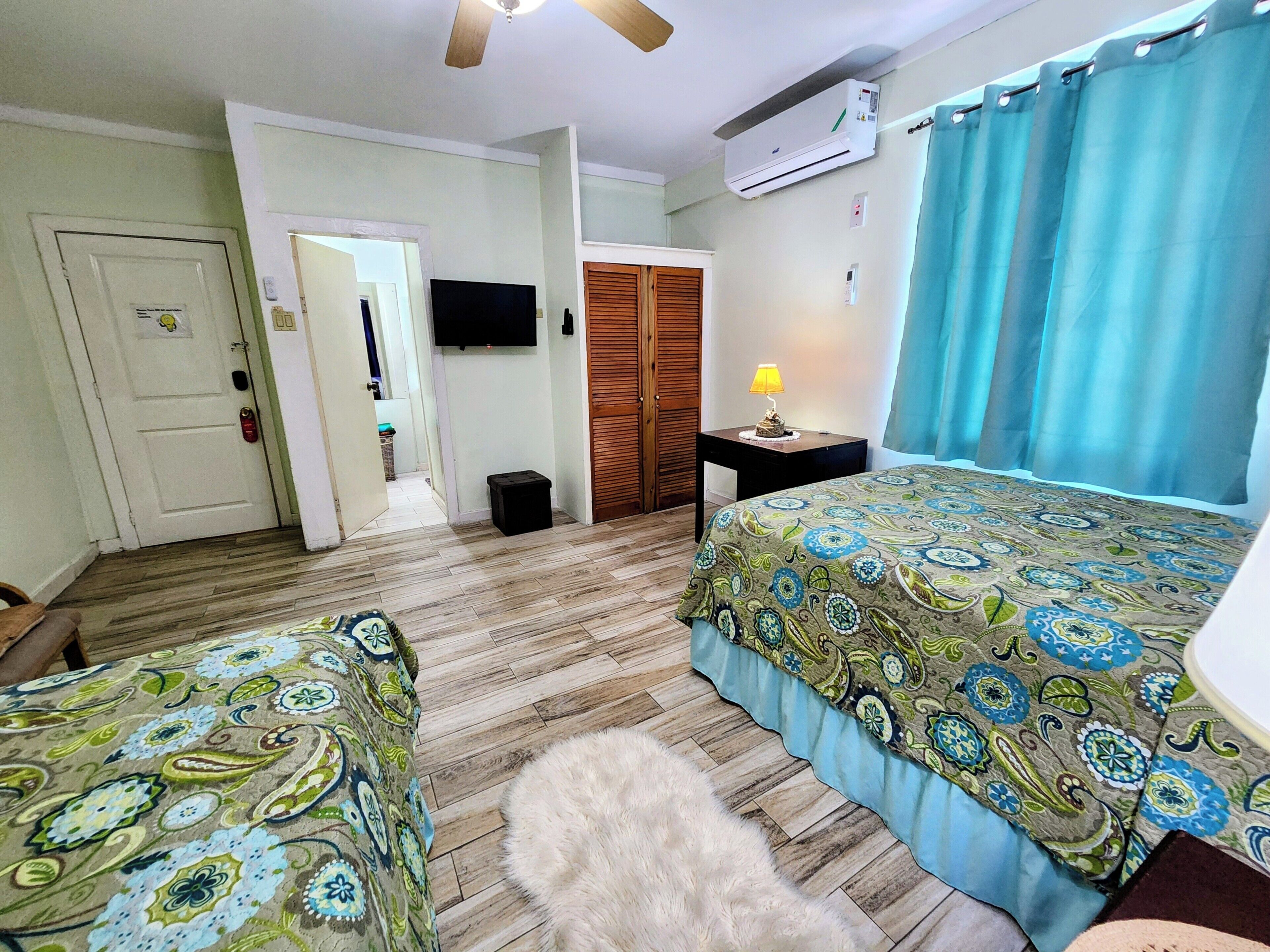 Habitación cuádruple Confort | Cortinas opacas, tabla de planchar con plancha, wifi gratis