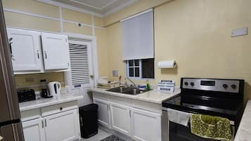 Nevera en la zona común y microondas en la zona común