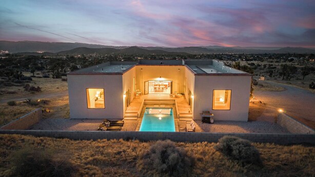 Ein modernes Haus mit Pool, zwei Schlafzimmern und Blick auf die Wüste.
