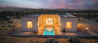 Amber Sky by Avantstay Private Pool + Patio + BBQ Pappy & Harriet's + Joshua Tree National Park