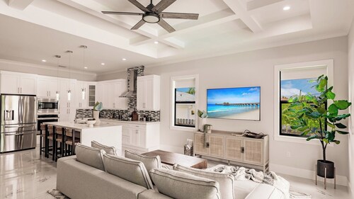 Coastal Sol by Avantstay Naples Park Retreat Pool + Outdoor Kitchen + Near Vanderbilt Beach