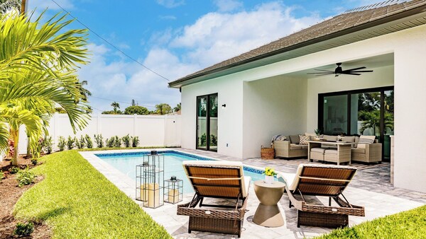 Coastal Sol By Avantstay - Private Pool, Screened Lanai & Outdoor Kitchen Near Vanderbilt Beach - Naples, FL