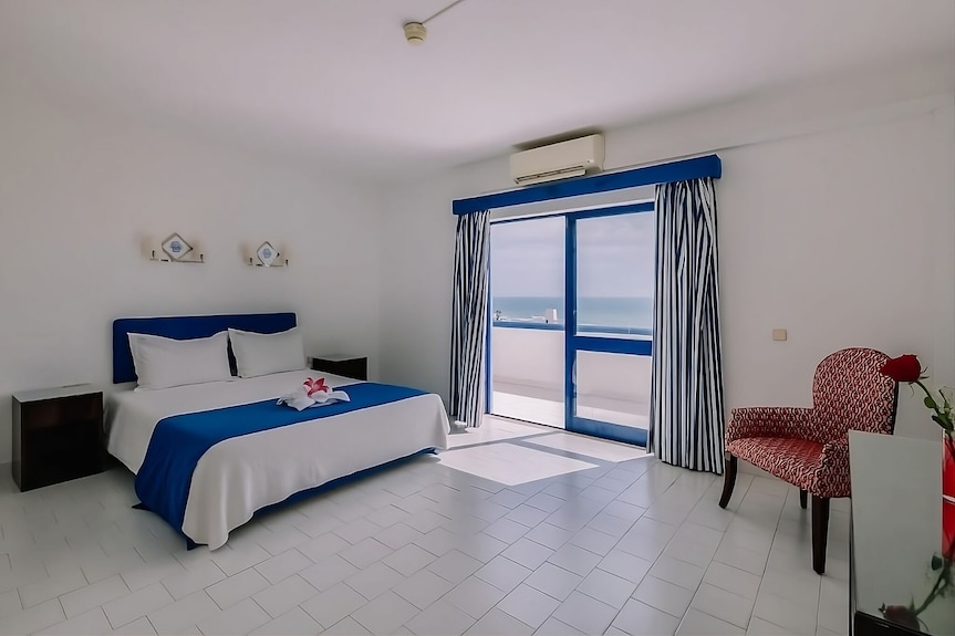 Your Home Away From Home! Beachfront, 2 Swimming Pools, Close To Oura Beach! - Albufeira